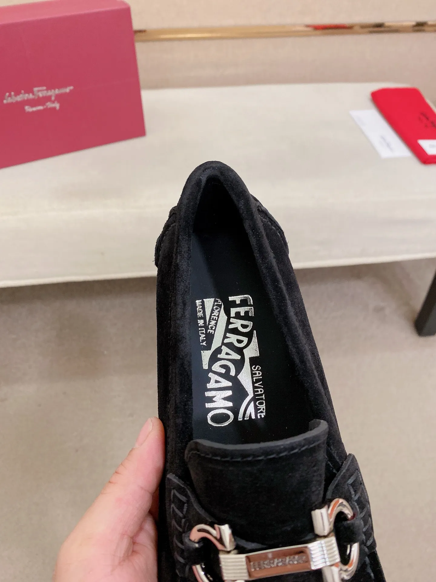 Men's shoes💰: 540💰High-end quality! Ferragamo🆕🆕Exclusive hot-selling products in stock🔥🔥New products on the shelves, high-quality Ferragamo men's pea shoes, high-end casual driving shoes, with complete packaging! 💪 💪 Material: imported Oxford cowhide 🐂 + imported high-quality water-dyed cowhide lining + wear-resistant outsole 👍🏻👍🏻 Features: high-end and comfortable, purely handmade 🚀 🚀 Create the perfect shoes that suit you best 🔥 🔥 Size: (38-44) 45 standard size can be customized!